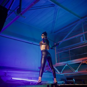 Playmate Caroline zdobí obálku nového vydání časopisu Playboy.