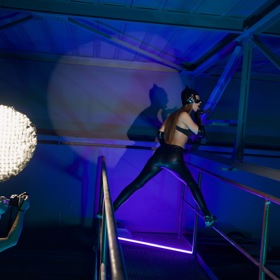 Playmate Caroline zdobí obálku nového vydání časopisu Playboy.