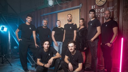 FOTO: Playmate Caroline s celým týmem.