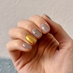 Třpytky se často kombinují také s kamínky.