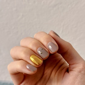 Třpytky se často kombinují také s kamínky.