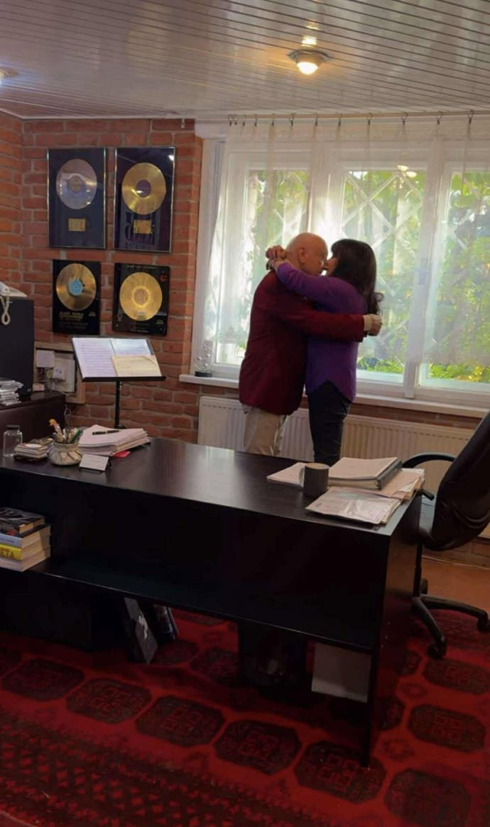 FOTO: Felix Slováček a Dagmar Patrasová během natáčení videoklipu Noční slzy. – stránka 4