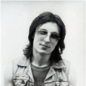 Rocker Aleš Brichta, jak si ho pamatují jeho první fanoušci. Vlasy nechal později narůst, jen ty sluneční brýle ne a ne odložit. 