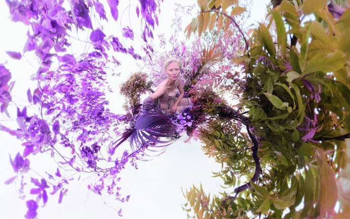 FOTO: Tilda Swinton v kalendáři Pirelli znázorňuje zemi. – stránka 108