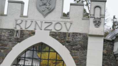 FOTO: Lela Ceterová s dětmi na zámku Kunzov.