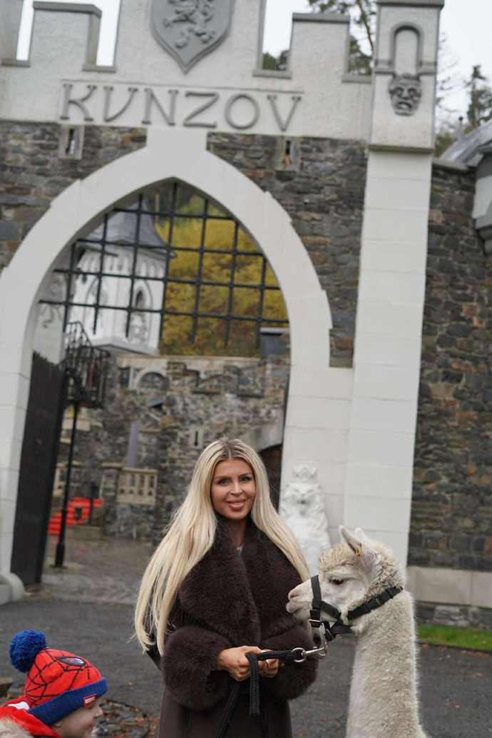 FOTO: Lela Ceterová s dětmi na zámku Kunzov. – stránka 27