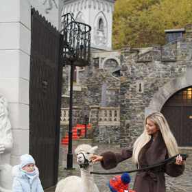 Lela Ceterová s dětmi na hradě Kunzov.