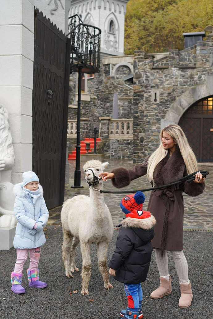 FOTO: Lela Ceterová s dětmi na zámku Kunzov. – stránka 26