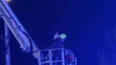 FOTO: Hasiči úspěšně dostali všechny osoby do bezpečí.