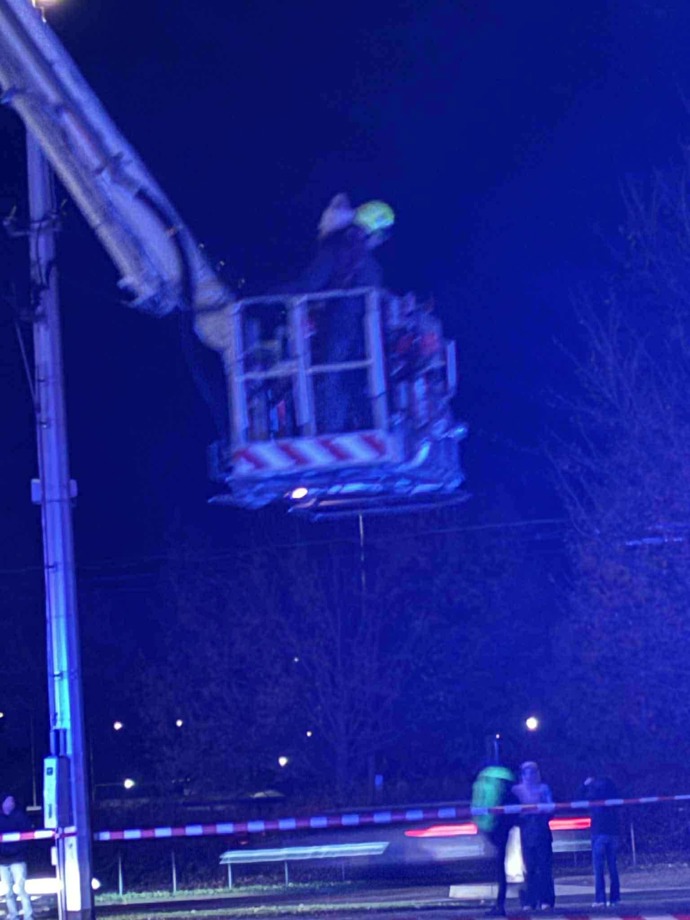 FOTO: Hasiči úspěšně dostali všechny osoby do bezpečí. – stránka 1