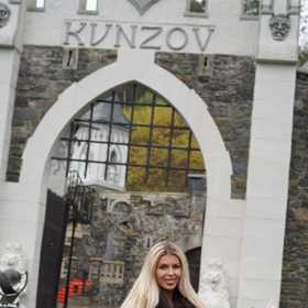 Lela Ceterová s dětmi na zámku Kunzov.