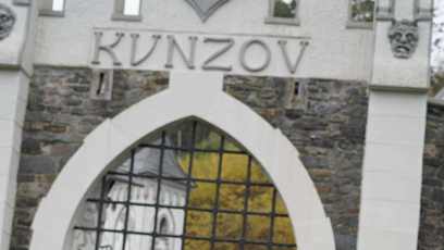 FOTO: Lela Ceterová s dětmi na zámku Kunzov.