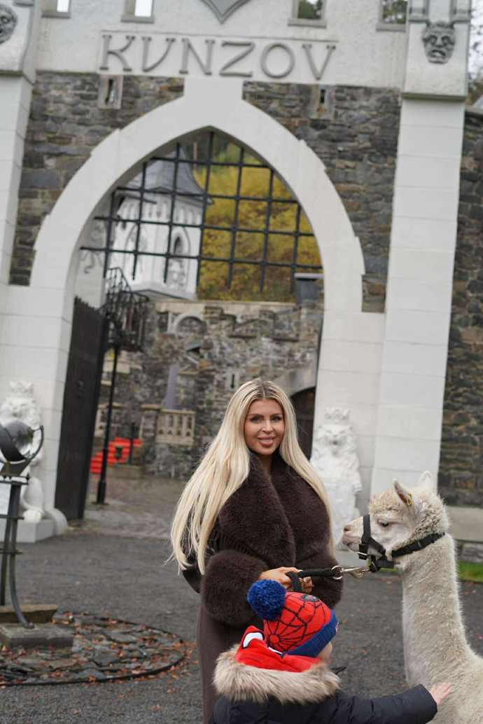 FOTO: Lela Ceterová s dětmi na zámku Kunzov. – stránka 25