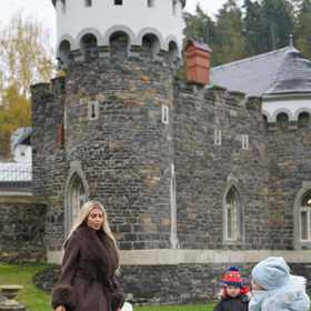 Lela Ceterová s dětmi na hradě Kunzov.