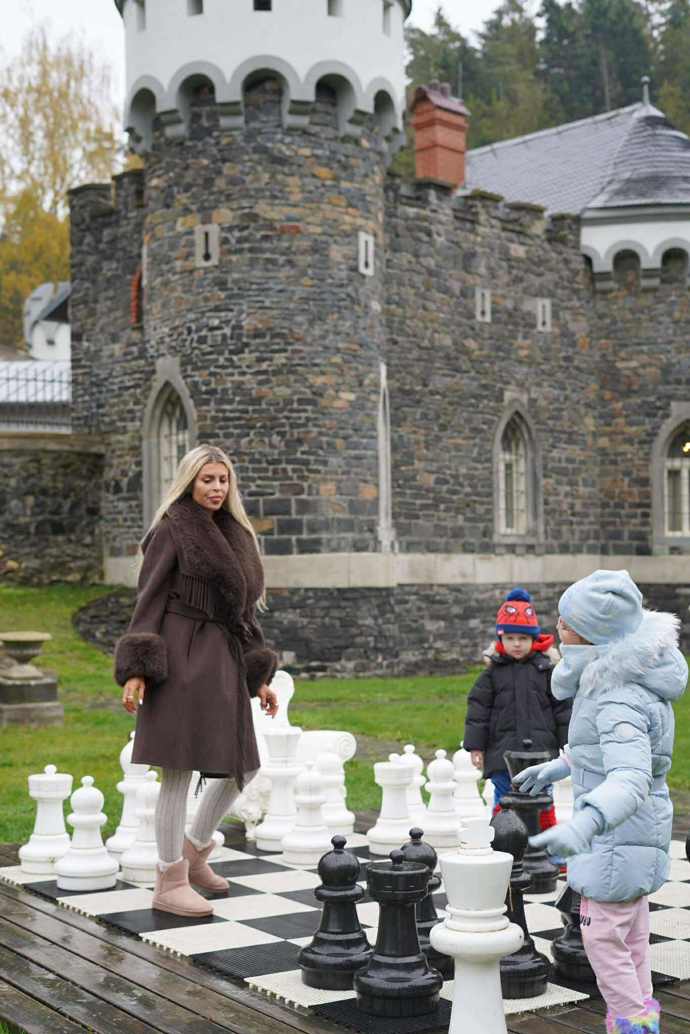 FOTO: Lela Ceterová s dětmi na zámku Kunzov. – stránka 24