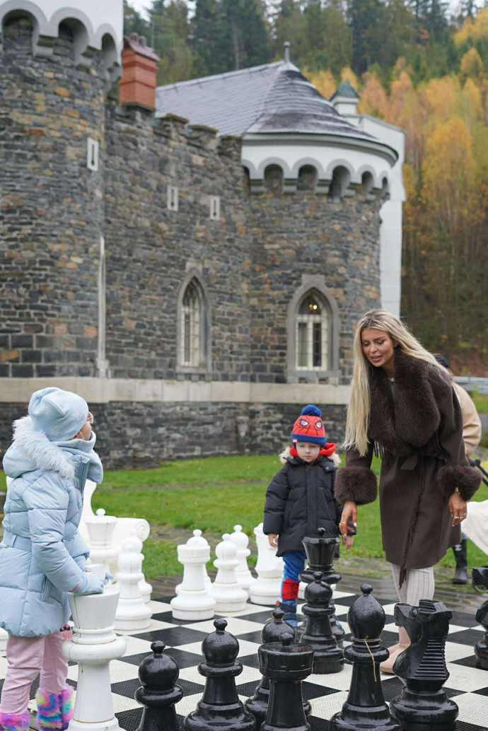 FOTO: Lela Ceterová s dětmi na zámku Kunzov. – stránka 23