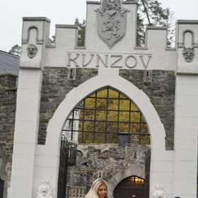 Lela Ceterová s dětmi na hradě Kunzov.