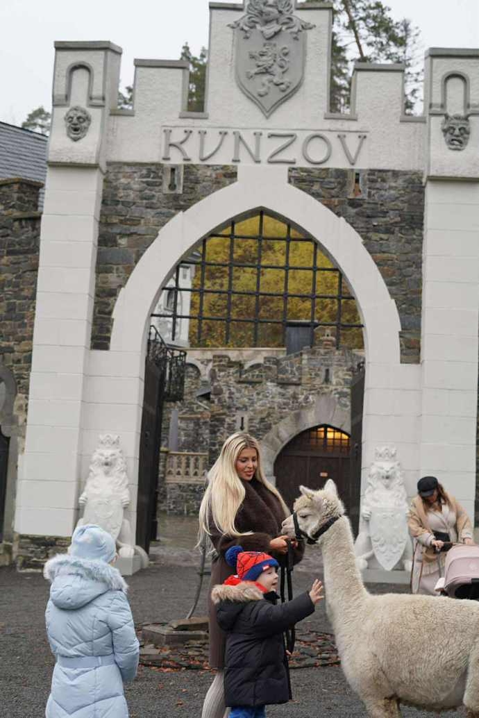 FOTO: Lela Ceterová s dětmi na zámku Kunzov. – stránka 22