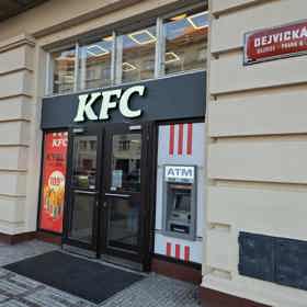 Pobočka v Dejvicích, kde inspekce odhalila další malér. 