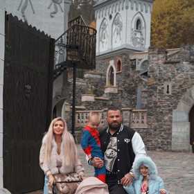 Lela Ceterová s manželem Karlosem a dětmi na hradě Kunzov. Tady už Lela přemýšlela o rozvodu. 