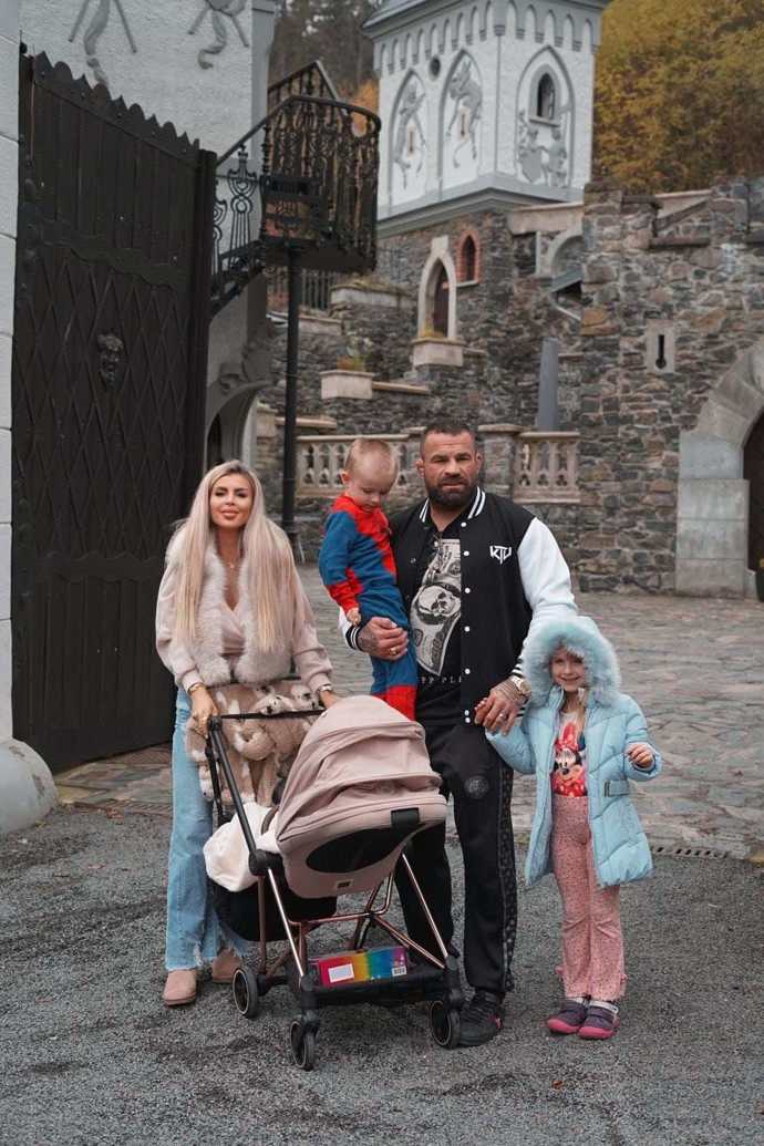 FOTO: Lela Ceterová s manželem Karlosem a dětmi na hradě Kunzov. – stránka 18