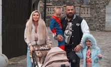 Lela Ceterová s manželem Karlosem a dětmi na hradě Kunzov.