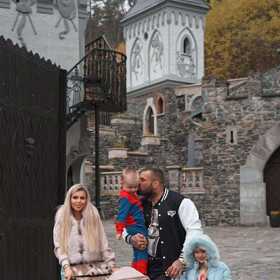 Lela Ceterová s manželem Karlosem a dětmi na hradě Kunzov.