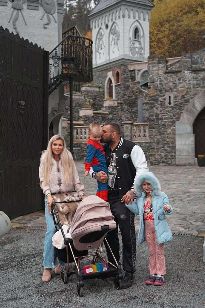 FOTO: Lela Ceterová s manželem Karlosem a dětmi na hradě Kunzov. – stránka 17