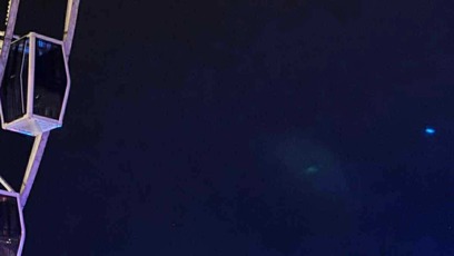 FOTO: Hasiči pomáhají lidem dostat se z kabinek ruského kola.