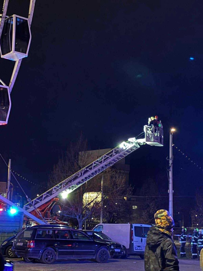 FOTO: Hasiči pomáhají lidem dostat se z kabinek ruského kola. – stránka 3