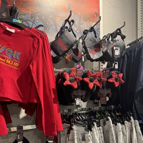 Objevíte i stylové oblečení, doplňky a boty.