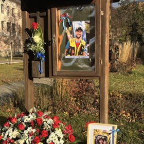 Pomníček Romana Fišnara v Petrově nad Desnou.