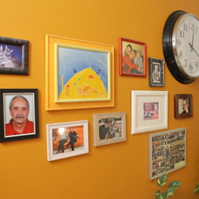 Tzv. Zeď mrtvol, na které jsou fotografie lidí - i zvířat - kteří už nejsou mezi námi.