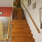 Schody do patra, kde mají Aleš s Michalem ložnici a pracovny.