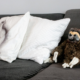 Gauč a dekorace v obývacím pokoji, kde se relaxuje.