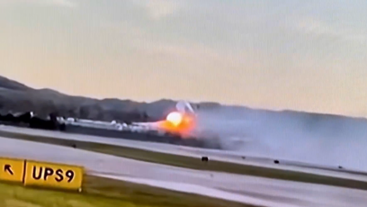 FOTO: Na záběrech z nehody je vidět oheň šlehající z motorů.