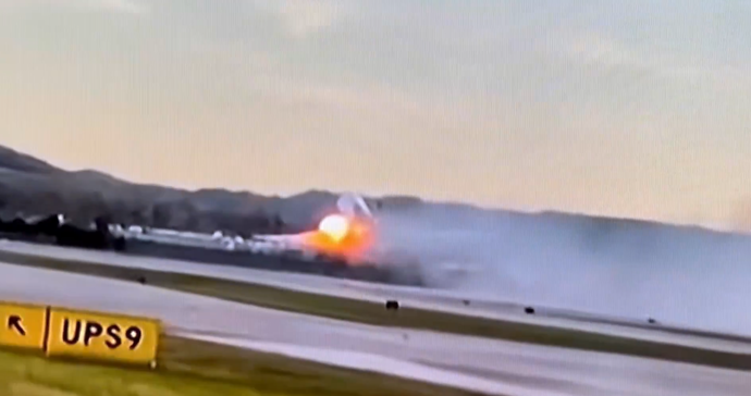 FOTO: Na záběrech z nehody je vidět oheň šlehající z motorů. – stránka 2