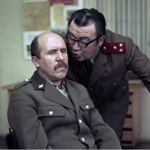 Zdeněk Dítě s Petrem Nárožným ve filmu Kluci drží basu z roku 1978.