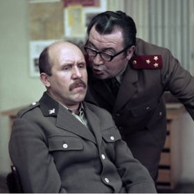 Zdeněk Dítě s Petrem Nárožným ve filmu Kluci drží basu z roku 1978.