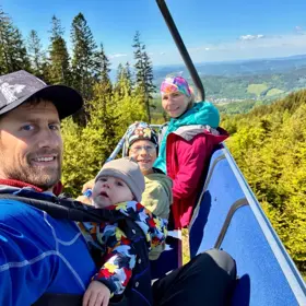 Roman se svou rodinou.