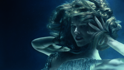 FOTO: Eva Herzigová v kalendáři Pirelli znázorňuje vodu.