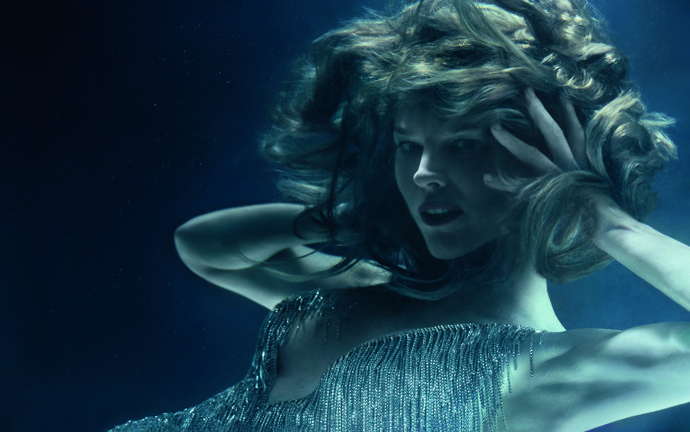 FOTO: Eva Herzigová v kalendáři Pirelli znázorňuje vodu. – stránka 107