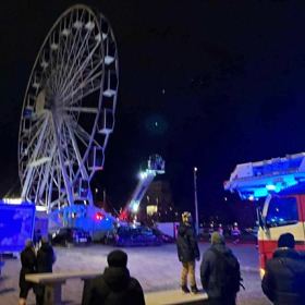 Použití automobilového žebříku při evakuaci osob.