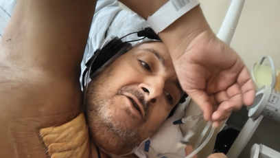 FOTO: Patrik Hezucký předváděl i katetr, který mu do těla dodává léky.