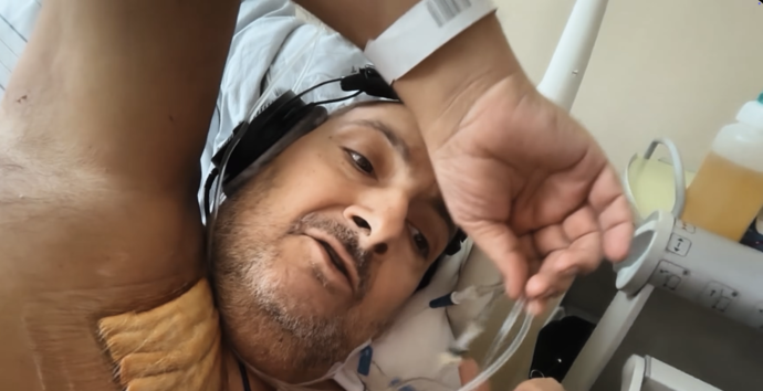 FOTO: Patrik Hezucký předváděl i katetr, který mu do těla dodává léky. – stránka 7