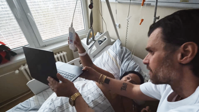 FOTO: Patrik měl při natáčení prominentního kameramana (držiče notebooku) Leoše Mareše.