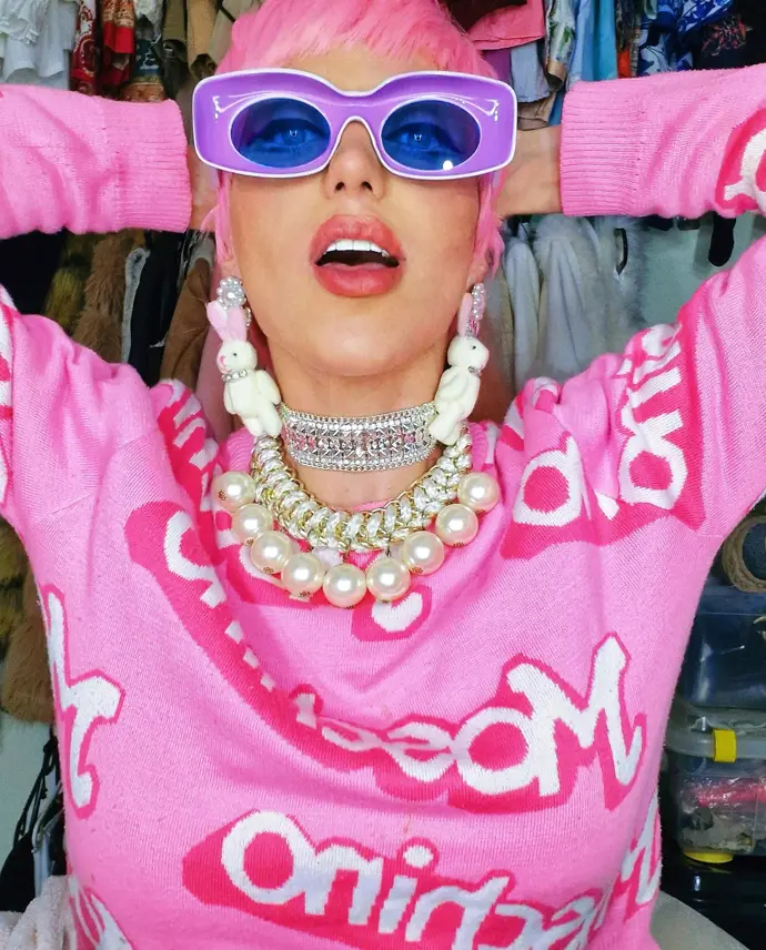 FOTO: Barbara Jankavski jako Barbie. – stránka 10