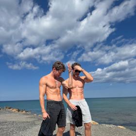 Martin Dubovický (vlevo s kérkou) s bratrem Miroslavem. 