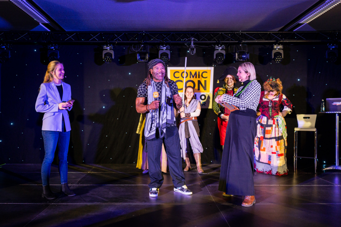 FOTO: Christopher Judge vystoupil na pódiu. – stránka 5