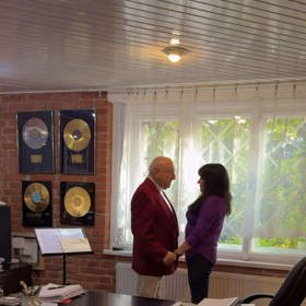 Felix Slováček a Dagmar Patrasová se objeví ve videklipu. 